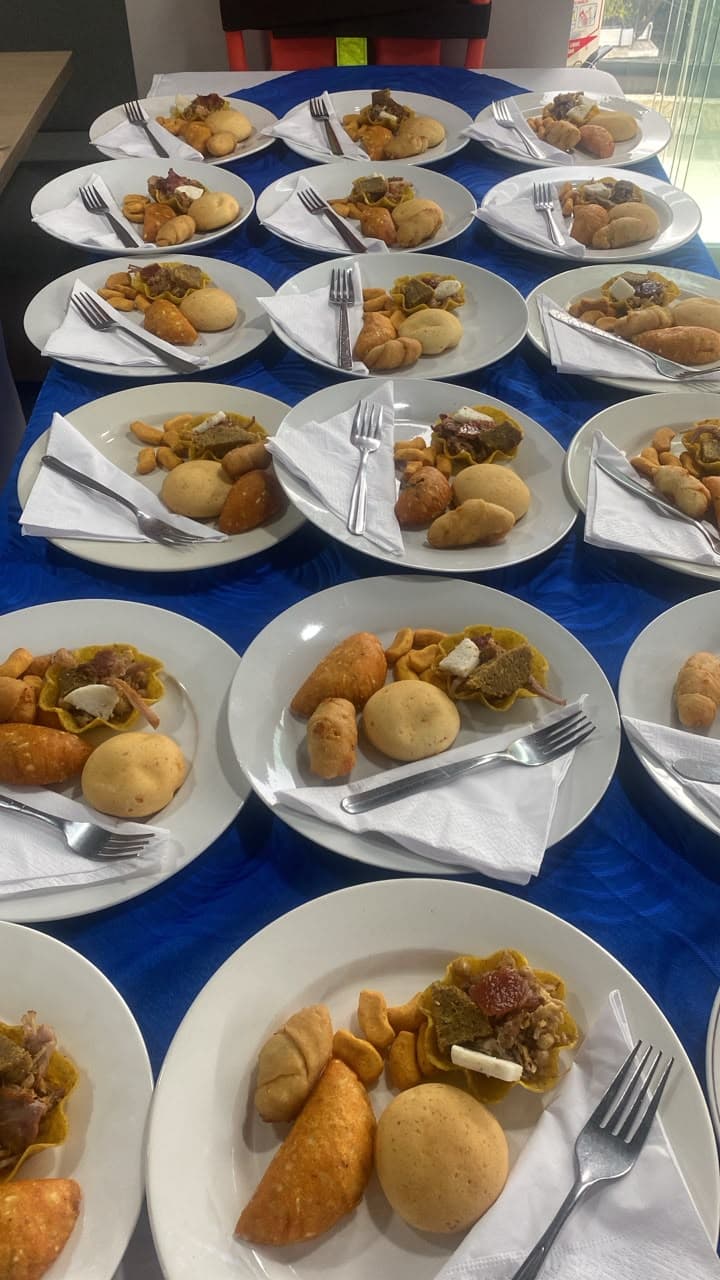 Evento empresarial exitoso en Ibagué con catering de Aura Sabor