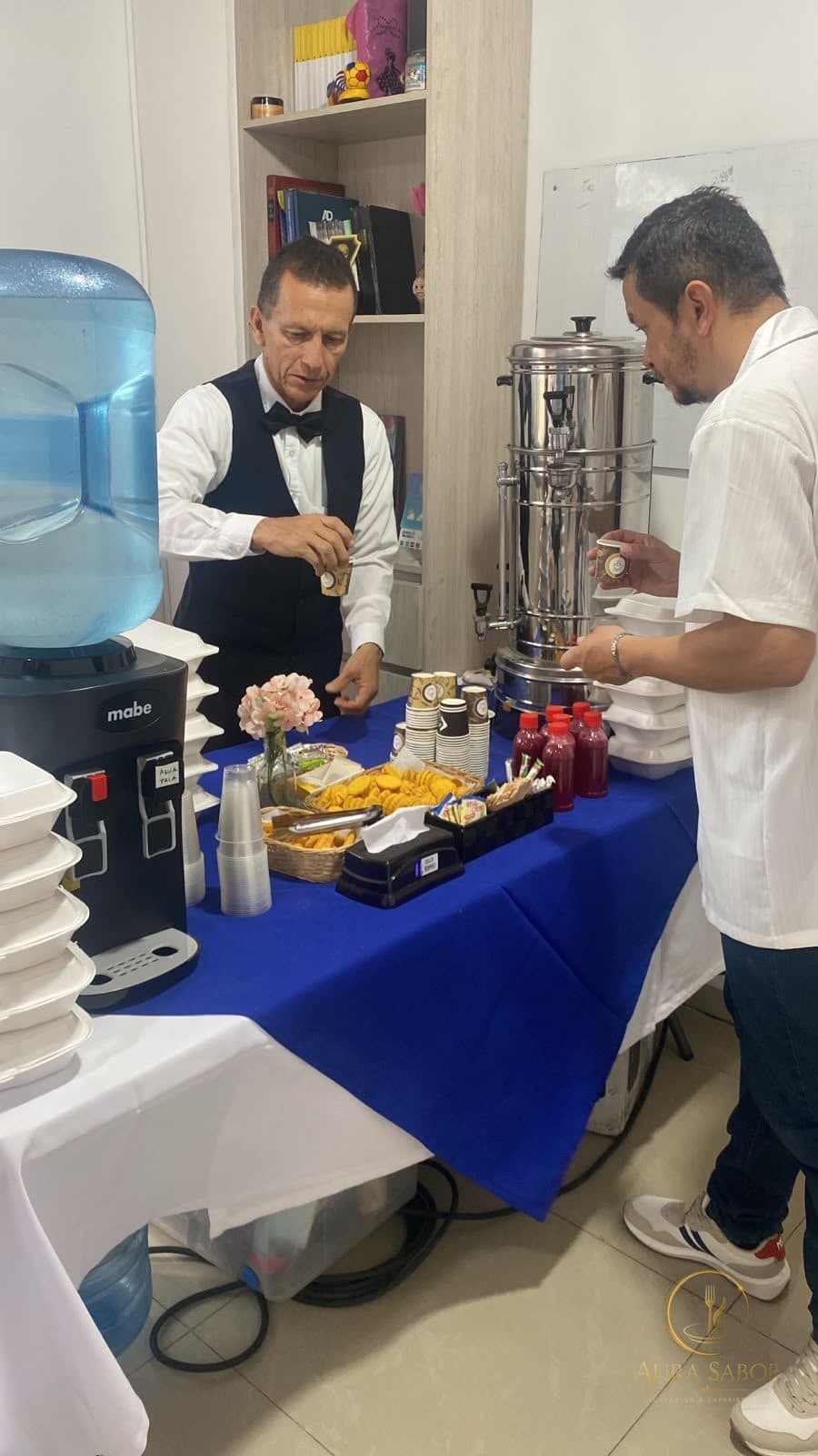 Mesero uniformado de Aura Sabor sirviendo el refrigerio corporativo para más de 80 personas en Ibagué